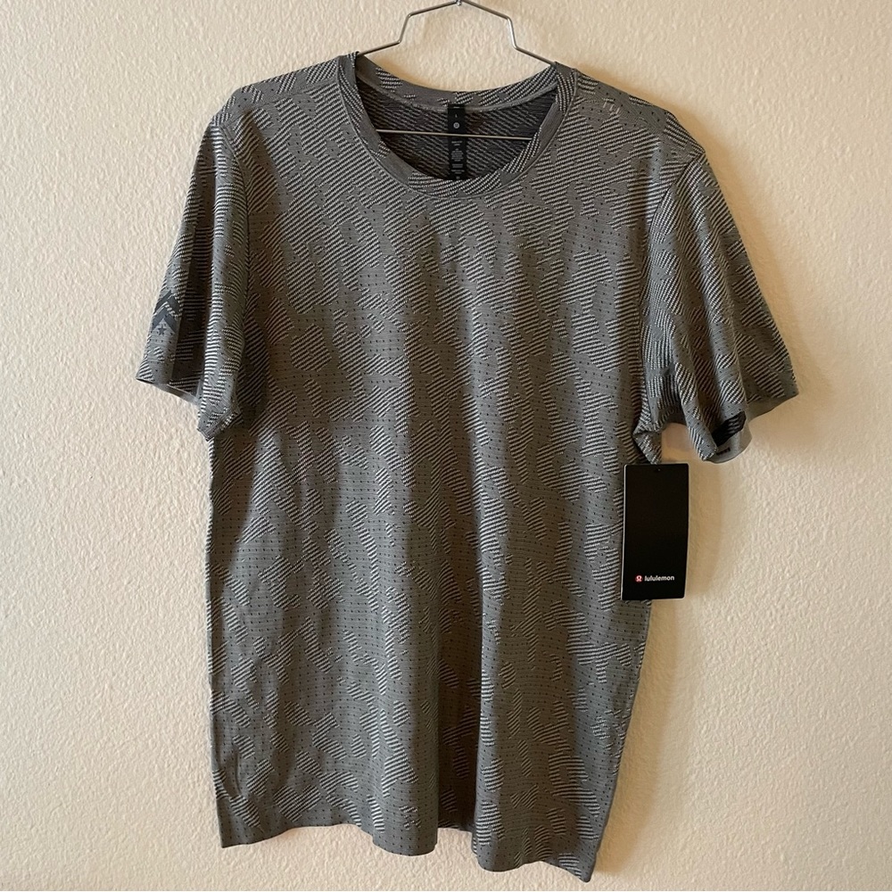 Men’s Lululemon, Limited Print, Graphite Grey, Metal Vent Breathe Tee, MSRP $88 - Picture 3 of 7